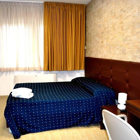 Piazza Dante Hotell Taranto Exteriör bild