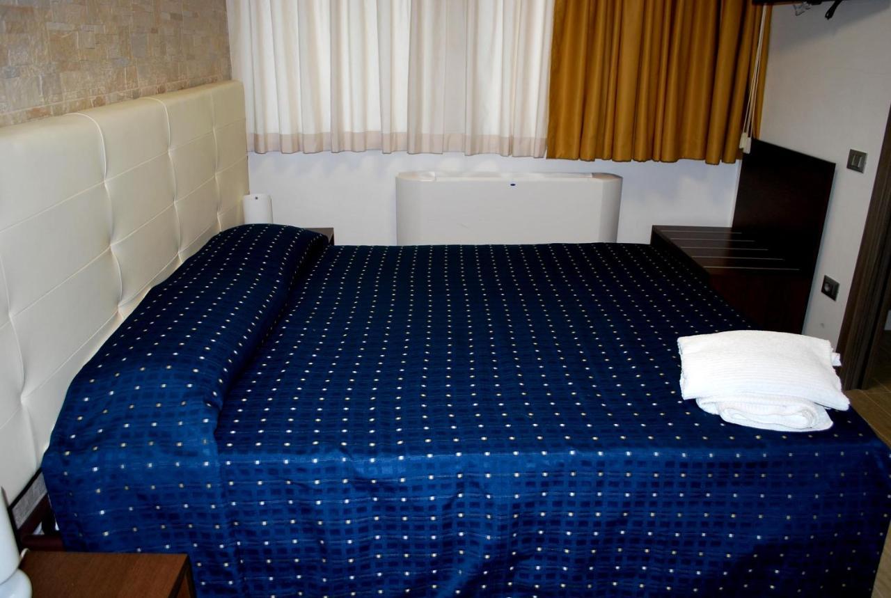Piazza Dante Hotell Taranto Exteriör bild
