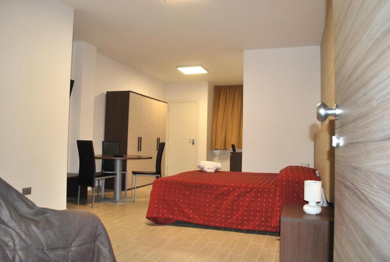 Piazza Dante Hotell Taranto Exteriör bild
