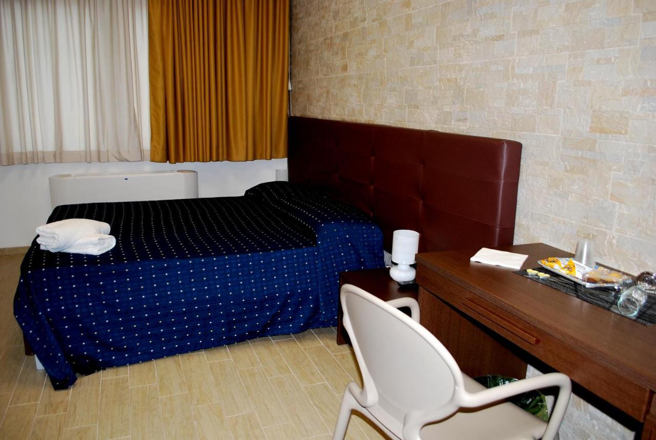 Piazza Dante Hotell Taranto Exteriör bild