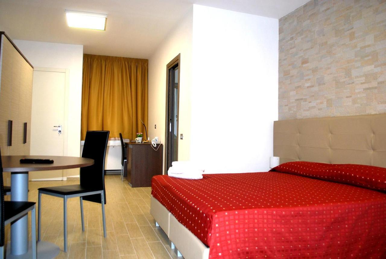 Piazza Dante Hotell Taranto Exteriör bild