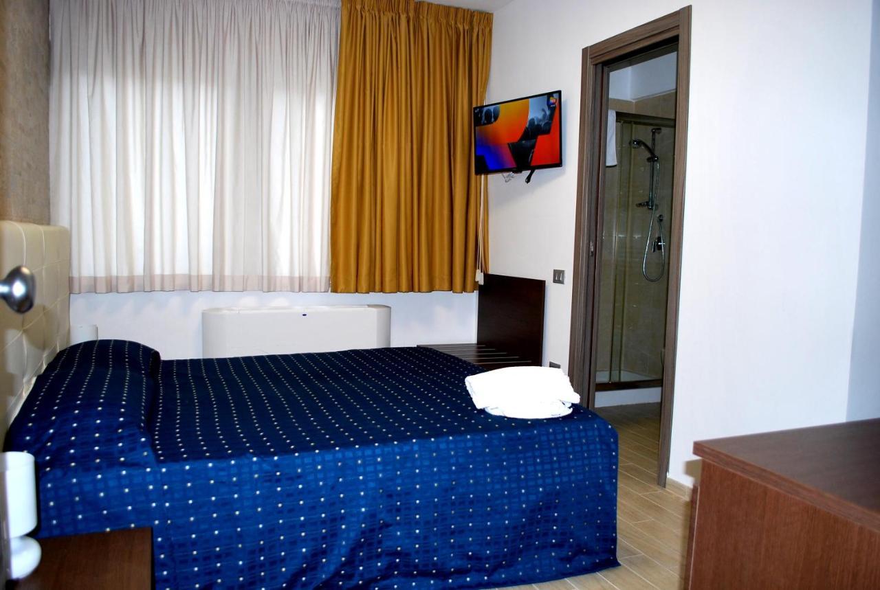 Piazza Dante Hotell Taranto Exteriör bild