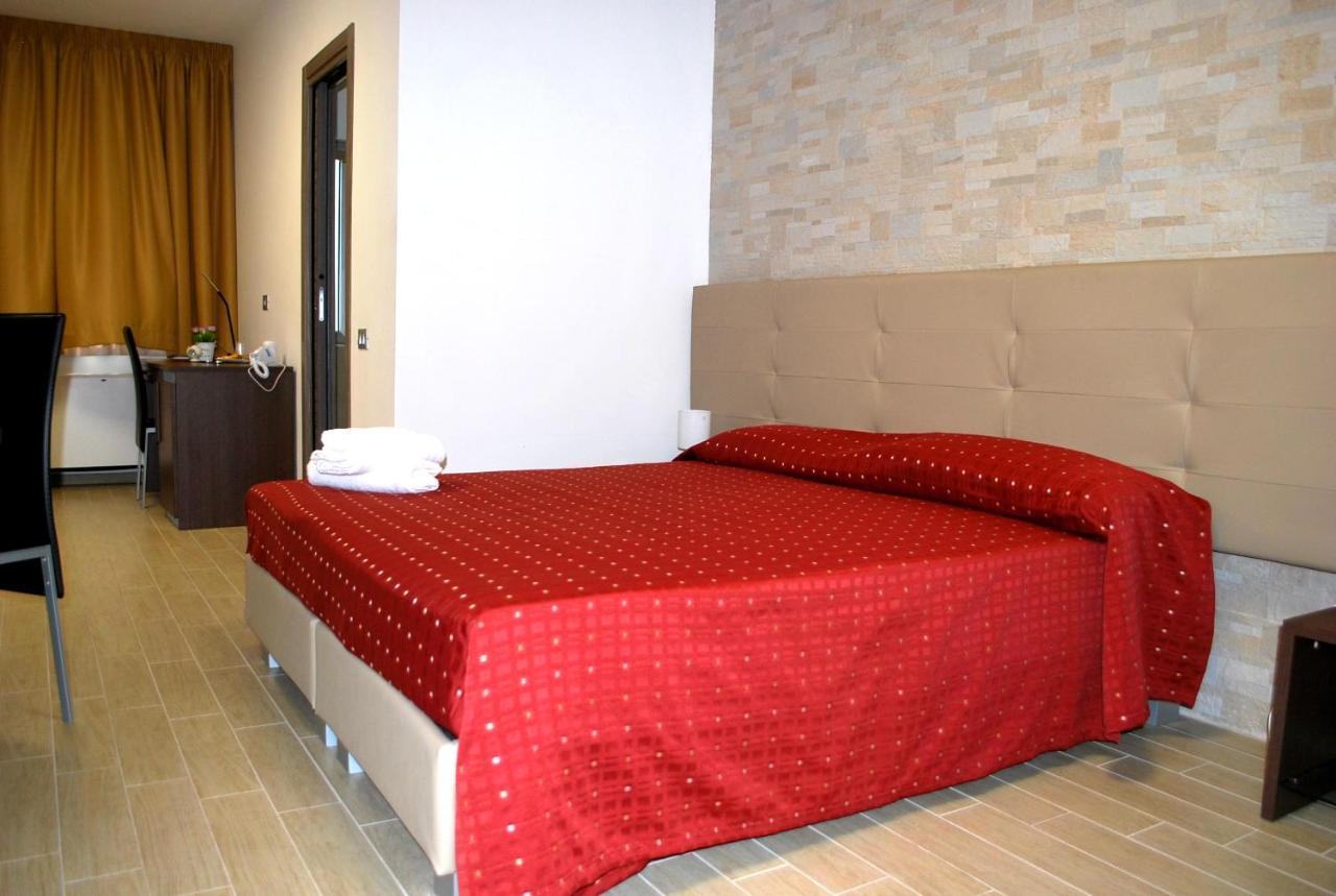 Piazza Dante Hotell Taranto Exteriör bild