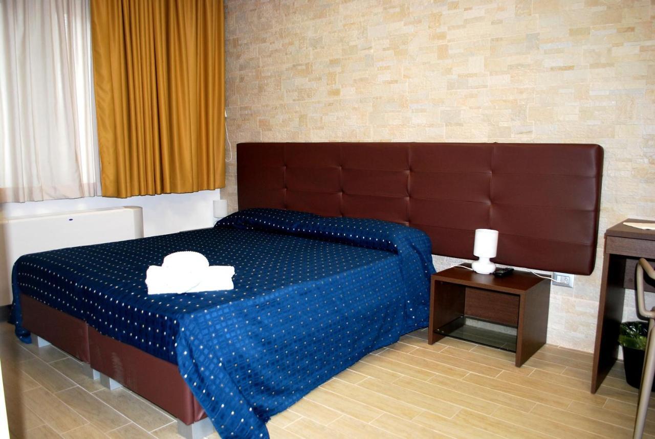 Piazza Dante Hotell Taranto Exteriör bild