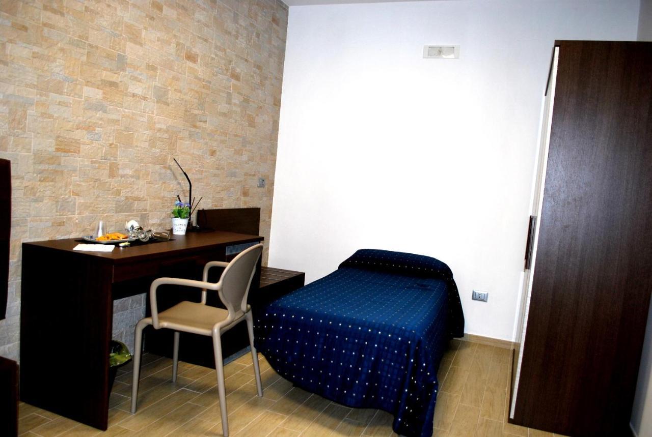 Piazza Dante Hotell Taranto Exteriör bild