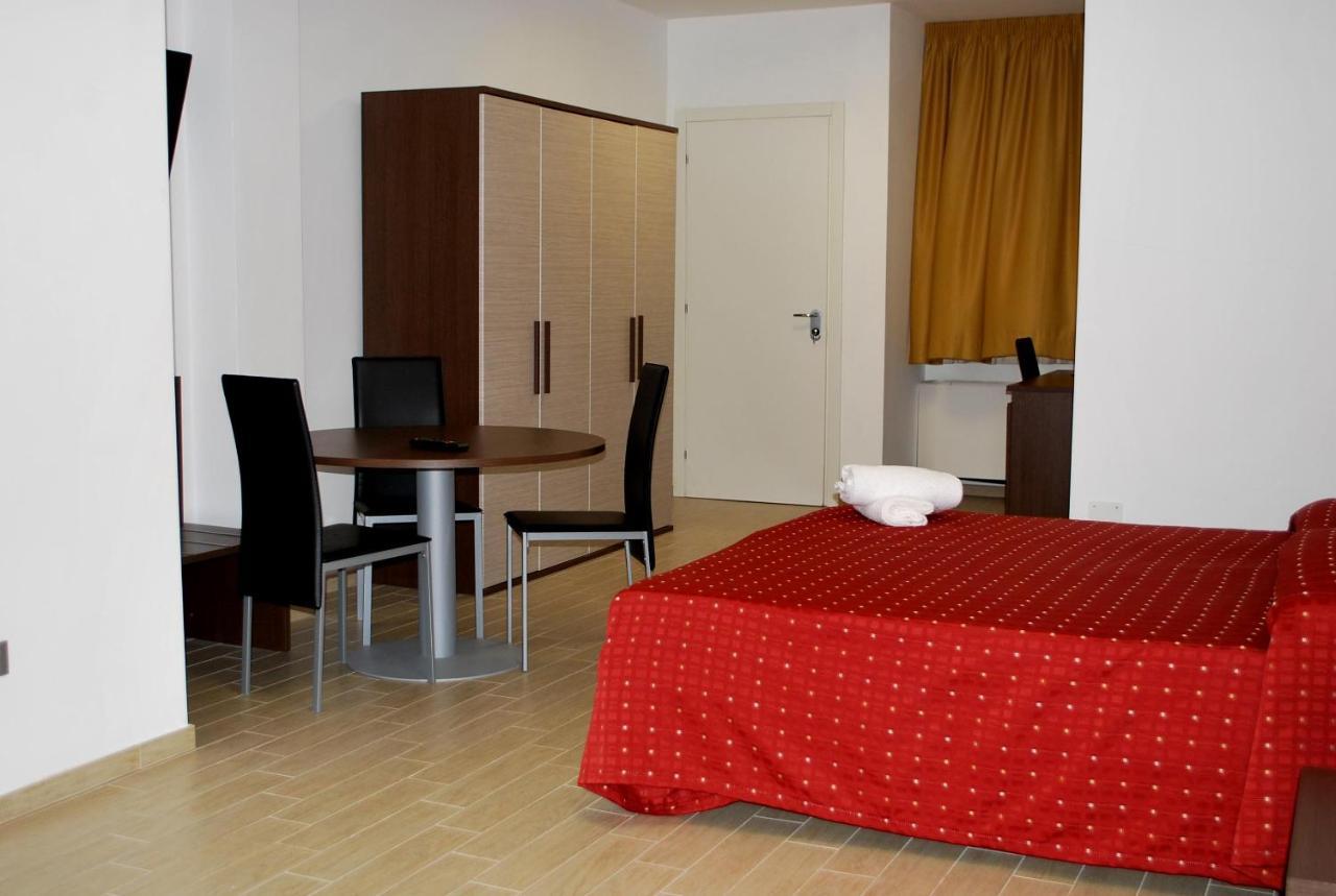 Piazza Dante Hotell Taranto Exteriör bild