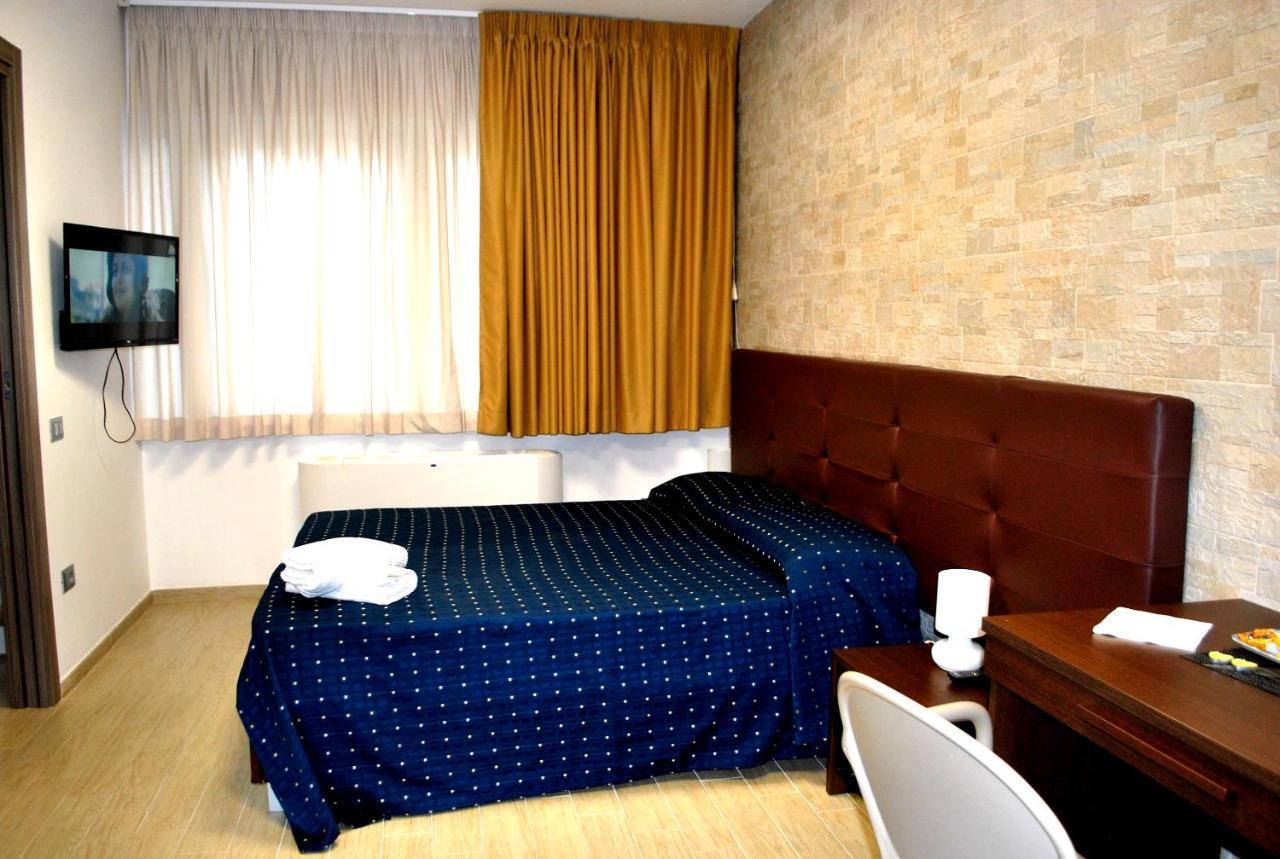 Piazza Dante Hotell Taranto Exteriör bild