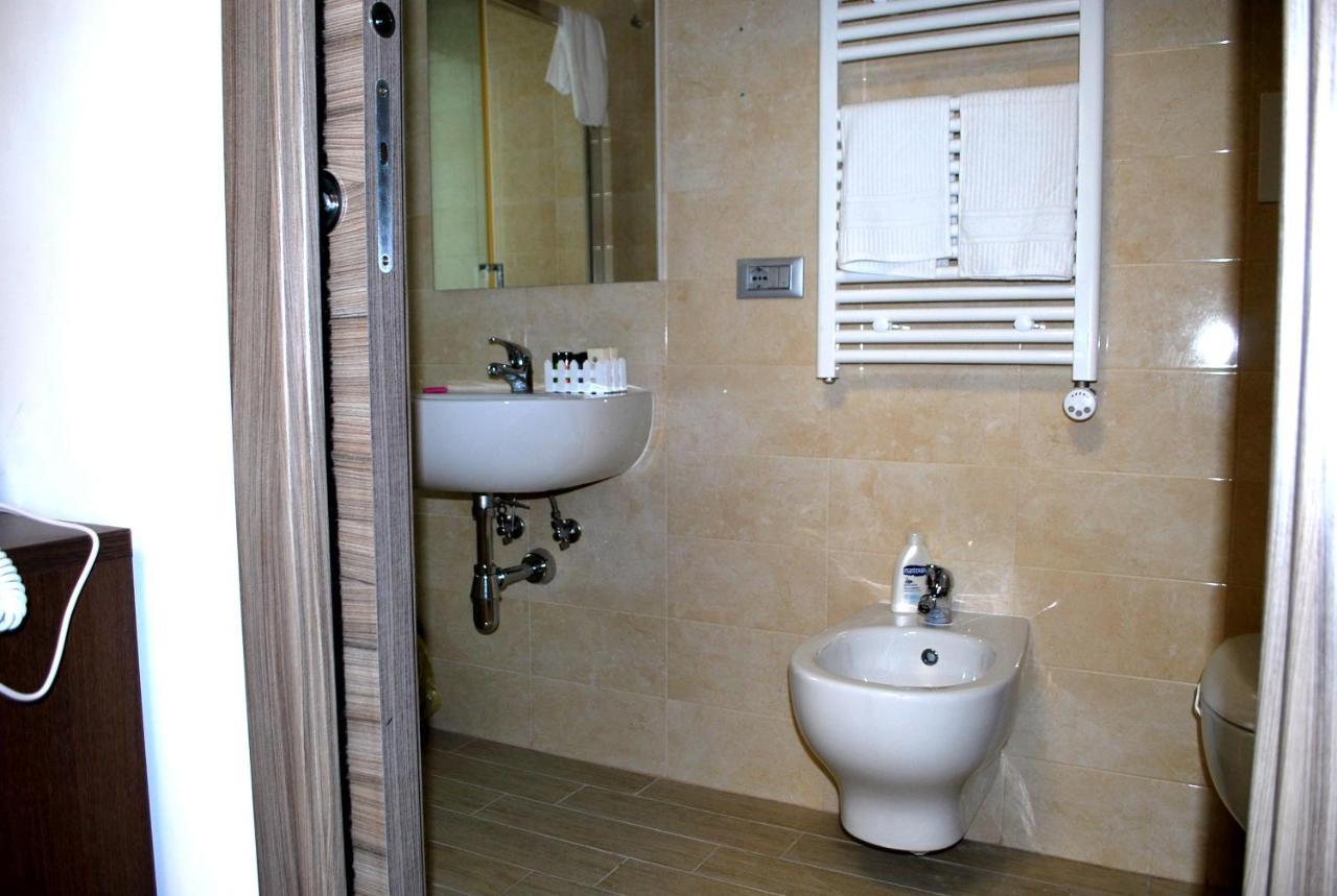 Piazza Dante Hotell Taranto Exteriör bild
